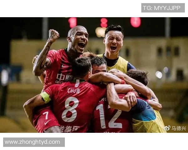 足球巨星双标现象解析从赛场表现到舆论反差的深层思考