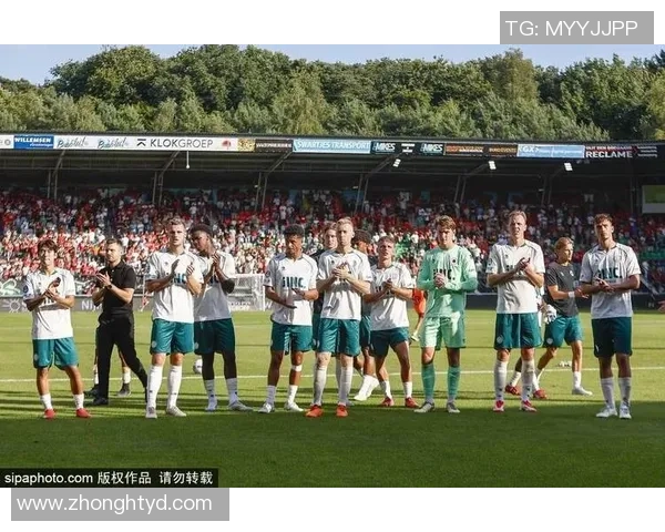 足球的光辉岁月与球迷的热血情怀共鸣：从一代球星到一代球迷的传奇传承